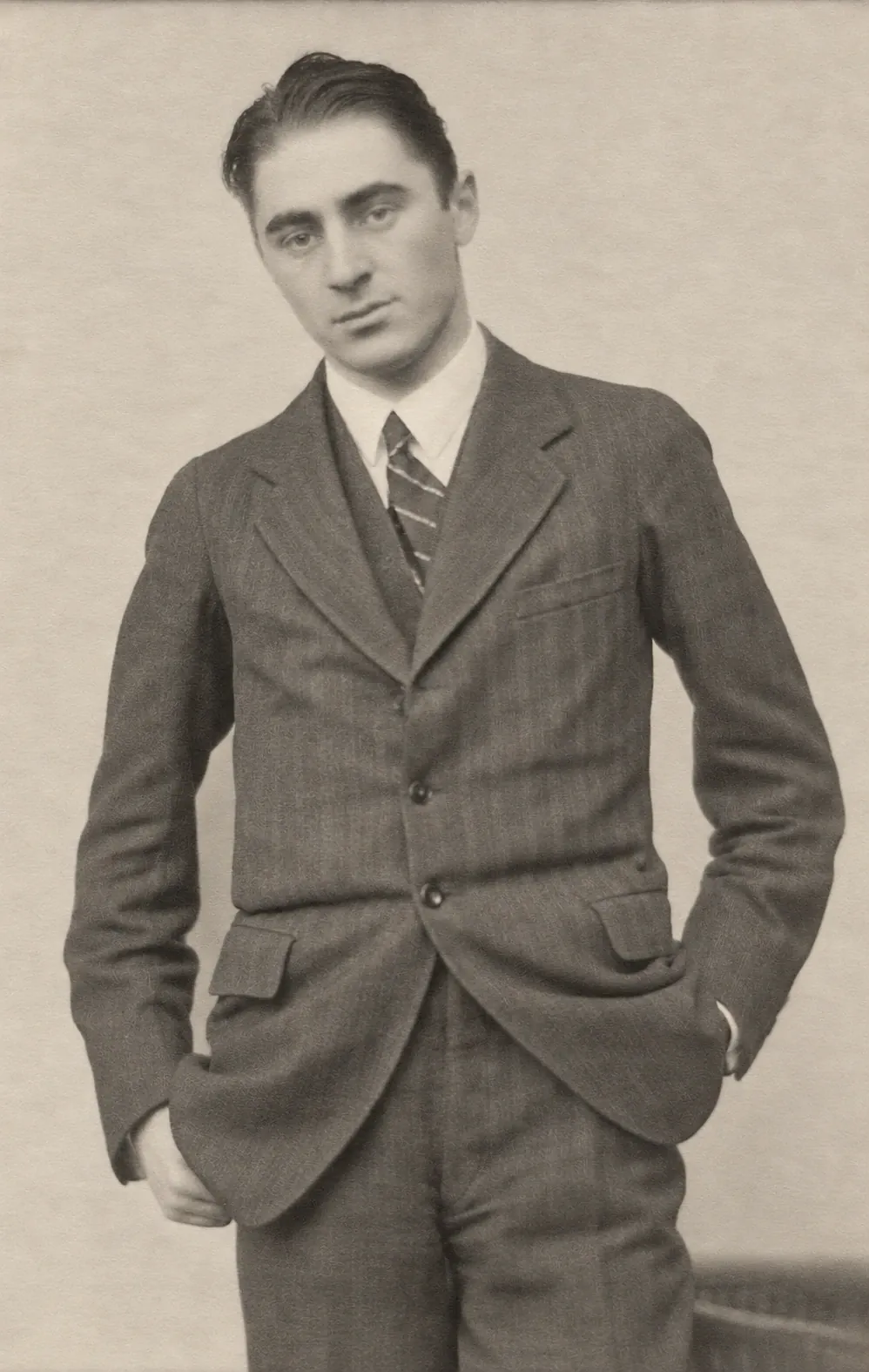 Otto Pächt im Anzug, stehend, Porträt der 1930er Jahre