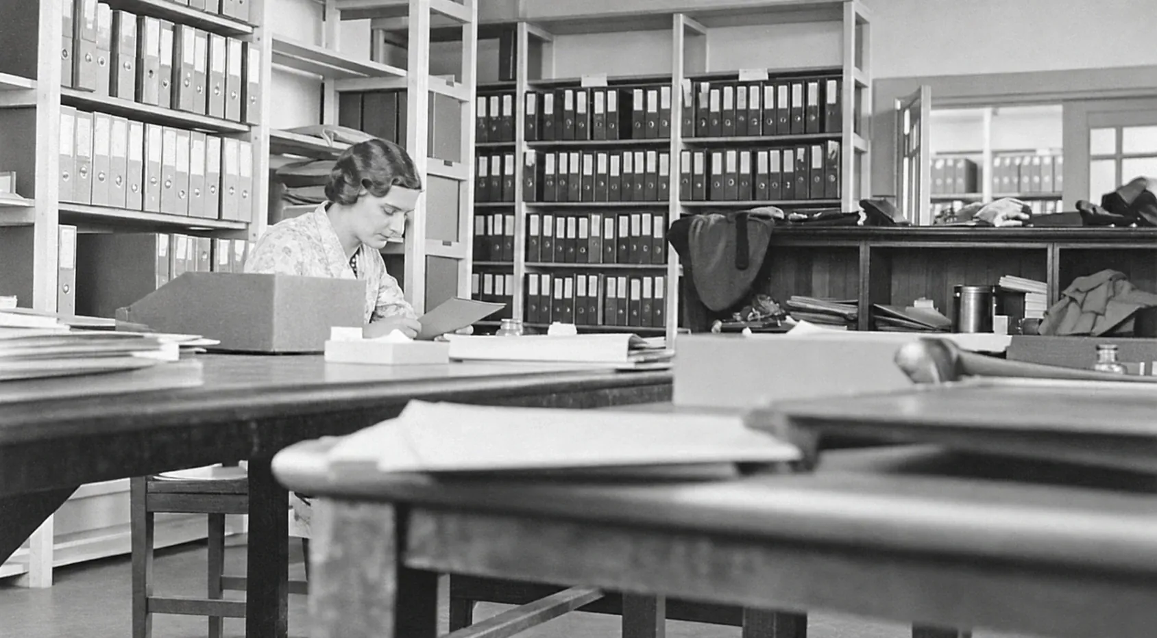 Jeanne Pächt (geb. Michalopoulo) am Arbeitstisch in der Bibliothek des Courtauld Institute, London, 1940er Jahre