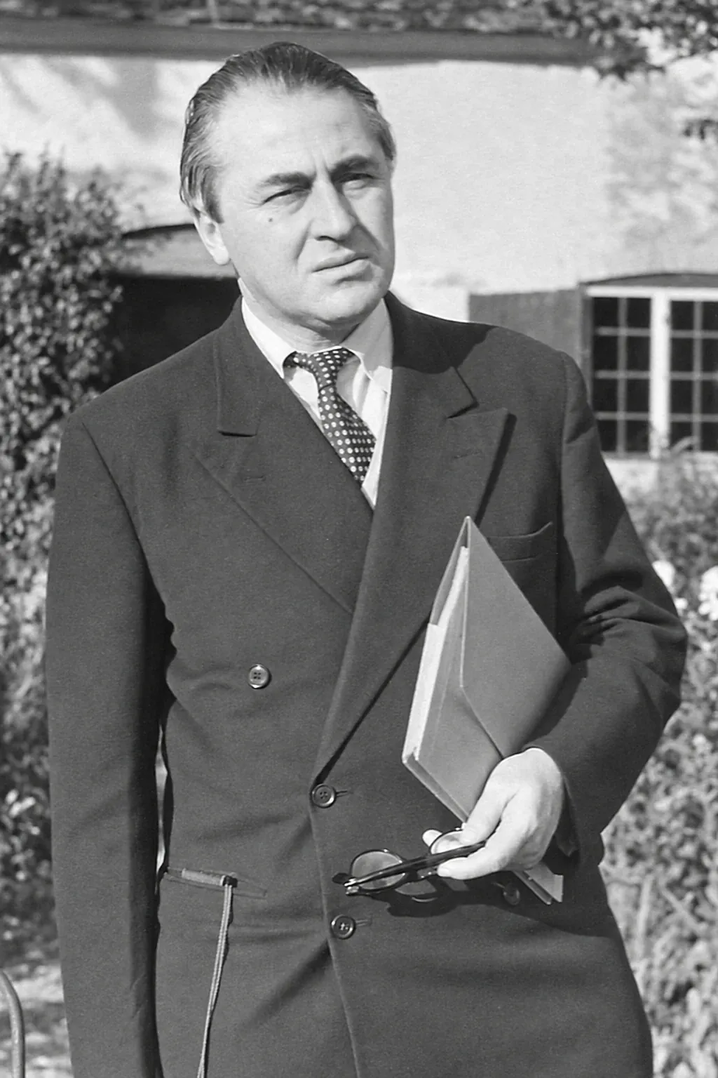 Otto Pächt im zweireihigen Anzug mit Mappe und Brille in der Hand, Oxford, 1950er Jahre