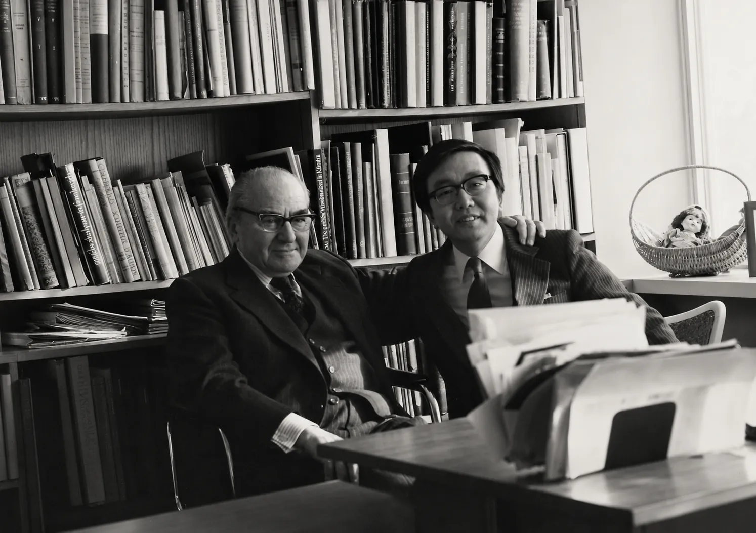 Mit Dr. Koichi Koshi im Privatarchiv, Wien, 1980er Jahre