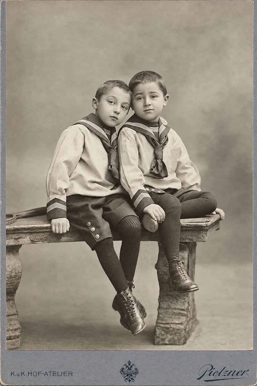 Friedrich Karl und Otto Pächt als Kinder im Matrosenanzug, Wien, um 1907